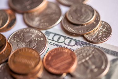 Amerikan 100 'lük banknot ve bozuk paralar.