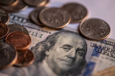 Amerikan 100 'lük banknot ve bozuk paralar.