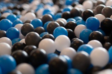 Plastik toplar Palyground 'da mavi beyaz siyah