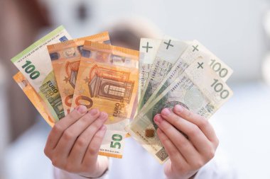 Zloty, nakit para banknotlarını parlatmış.