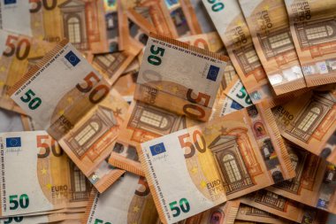 Rastgele yerleştirilen 50 avroluk kağıt bankası Avrupa nakit para birimine dikkat çekti