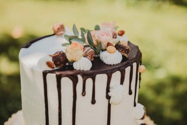 Düğün zarif beyaz doğum günü kutlamaları tatlı kremalı pasta