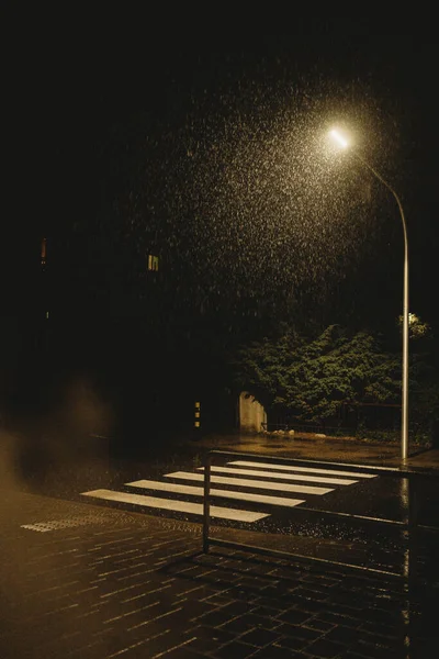 Voetgangersoversteek Zware Regenval Nachts Auto Met Lichten Aan Nachts Kruising — Stockfoto