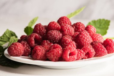 Taze organik yaz olgunlaşmış ahududu fileto çerçevesi