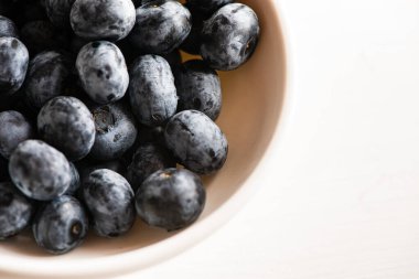 Taze organik yaz mevsiminde olgun yaban mersinlerinin filizlenme çerçevesi