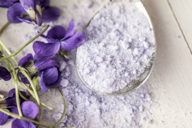 Kek pişirmek için keman, eflatun şeker kristalleri, taze çiçek, viyola, viyola, keman, eflatun, leylak, şeker kristalleri.