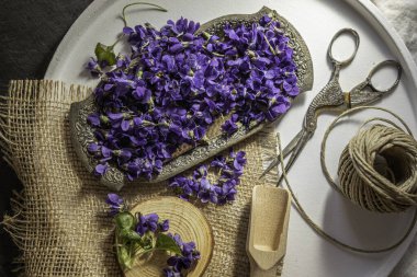  Taze çiçekleri kapatın viyola viyola kokulu viyola viyola viyola viyola leylak şeker kristalleriyle