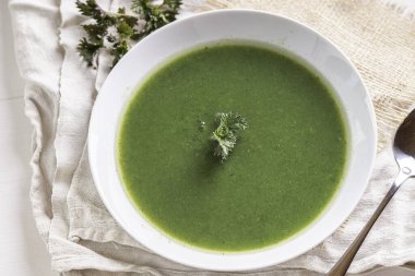 Isırgan otu (Urtica dioica) çay çorbası sosu pişirmek için kullanılan bir tarlada yetişiyor.