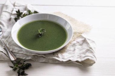 Isırgan otu (Urtica dioica) çay çorbası sosu pişirmek için kullanılan bir tarlada yetişiyor.