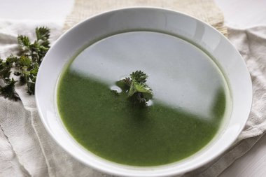 Isırgan otu (Urtica dioica) çay çorbası sosu pişirmek için kullanılan bir tarlada yetişiyor.