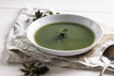 Isırgan otu (Urtica dioica) çay çorbası sosu pişirmek için kullanılan bir tarlada yetişiyor.