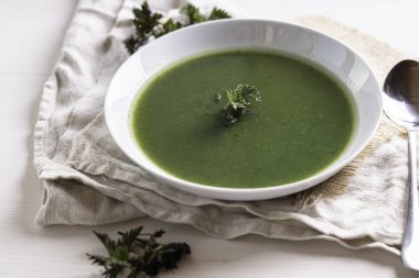 Isırgan otu (Urtica dioica) çay çorbası sosu pişirmek için kullanılan bir tarlada yetişiyor.