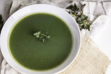 Isırgan otu (Urtica dioica) çay çorbası sosu pişirmek için kullanılan bir tarlada yetişiyor.