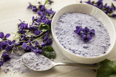 Kek pişirmek için keman, eflatun şeker kristalleri, taze çiçek, viyola, viyola, keman, eflatun, leylak, şeker kristalleri.