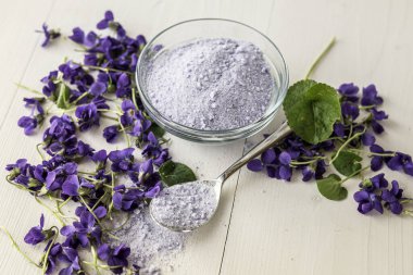 Kek pişirmek için keman, eflatun şeker kristalleri, taze çiçek, viyola, viyola, keman, eflatun, leylak, şeker kristalleri.