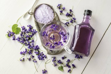  Taze çiçekleri kapatın viyola viyola kokulu viyola viyola viyola viyola leylak şeker kristalleriyle