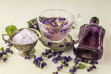  Taze çiçekleri kapatın viyola viyola kokulu viyola viyola viyola viyola leylak şeker kristalleriyle