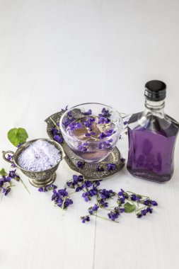  Taze çiçekleri kapatın viyola viyola kokulu viyola viyola viyola viyola leylak şeker kristalleriyle