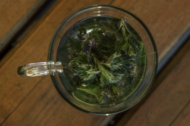 Temiz cam bardakta taze ısırgan otu çayı