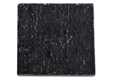 Renkli doğal gül portakal kömürü kömür kömürü siyah sabun bloğu beyaz arkaplanda izole edilmiş.