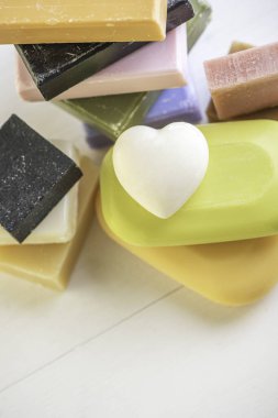 Renkli doğal gül portakal kömürü kömür kömürü siyah sabun bloğu beyaz arkaplanda izole edilmiş.