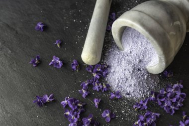 Viyola, menekşe kokulu cilt bakımı, leylak kokulu sabun, spa tuzları ve tentür vücut yağı.