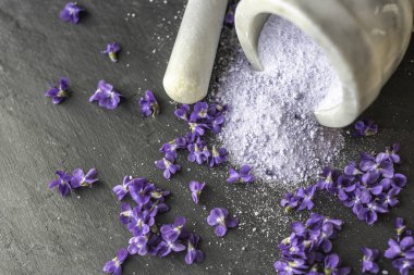 Viyola, menekşe kokulu cilt bakımı, leylak kokulu sabun, spa tuzları ve tentür vücut yağı.