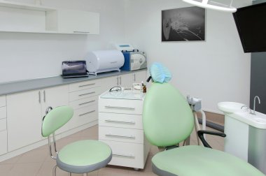 Diş Kliniği İç İşleri Çalışma Kutuları ve Araçları