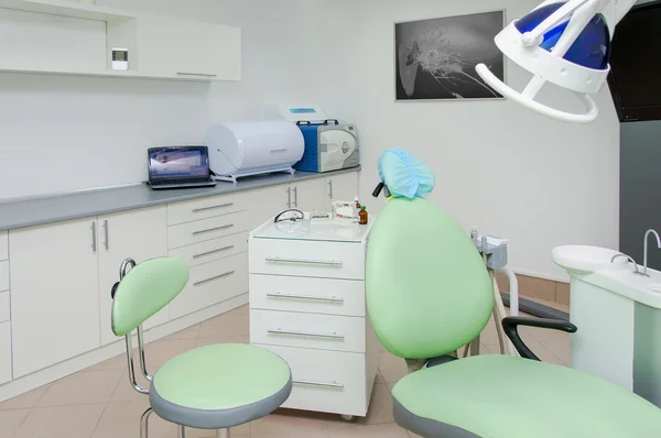 Diş Kliniği İç İşleri Çalışma Kutuları ve Araçları