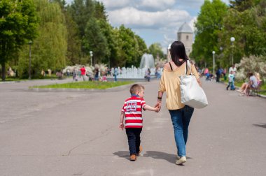 Anne ve oğlu yaz Park