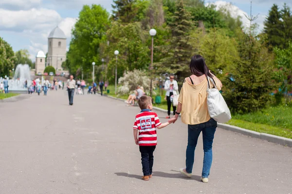 Anne ve oğlu yaz Park