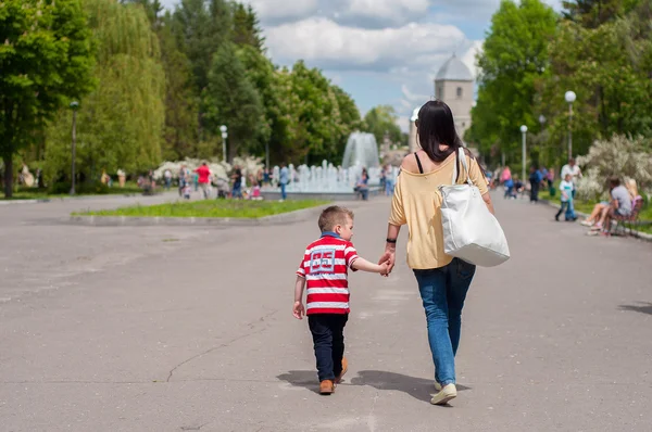 Anne ve oğlu yaz Park
