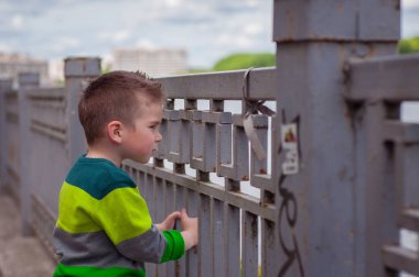 Çocuk Bahçesi üzerinde eğleniyor