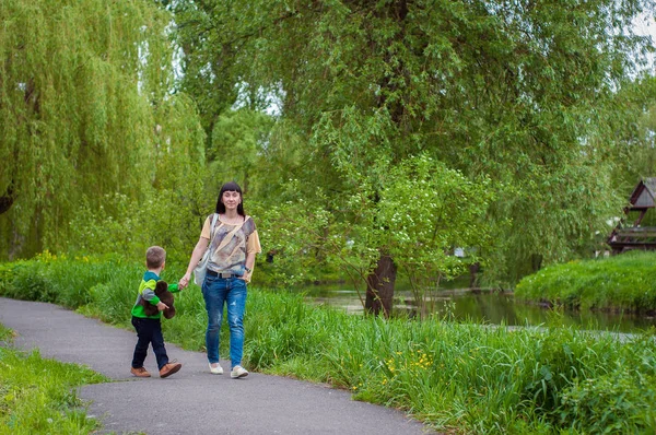 少年と緑の草の母 — ストック写真