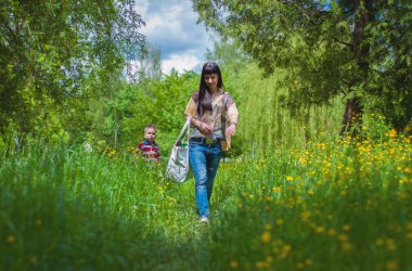 Anne ve oğlu yürür