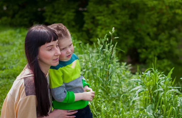 Anne ve oğlu parkta.
