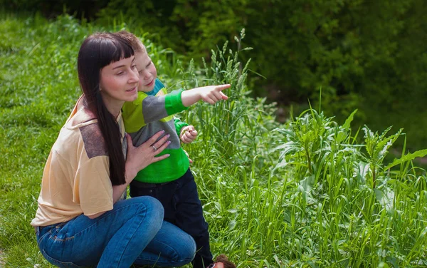 Anne ve oğlu parkta.