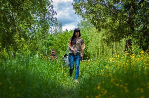 Anne ve oğlu yürür