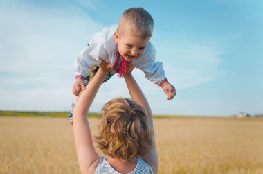 Genç çocuk buğday geleneksel Ukrayna Giyim Eşyası