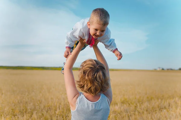 Genç çocuk buğday geleneksel Ukrayna Giyim Eşyası