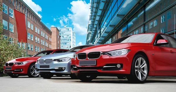 Üç yarış arabaları