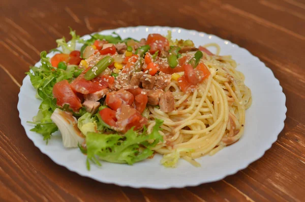 Lekker Smakelijke Klassieke Italiaanse Pasta Spaghetti Met Tomatensaus Kaas Een Rechtenvrije Stockafbeeldingen