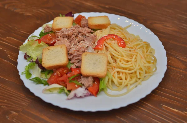 Sabroso Apetitoso Clásico Espagueti Pasta Italiana Con Salsa Tomate Queso Imagen de archivo