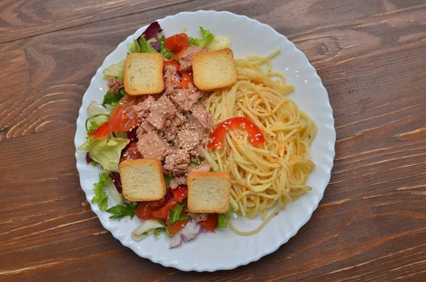 Lekker Smakelijke Klassieke Italiaanse Pasta Spaghetti Met Tomatensaus Kaas Een Rechtenvrije Stockafbeeldingen