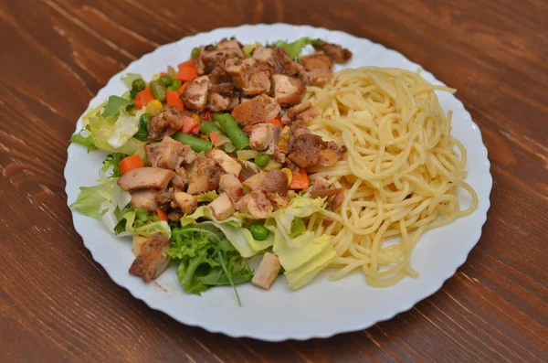 Sabroso Apetitoso Clásico Espagueti Pasta Italiana Con Salsa Tomate Queso Imagen de archivo