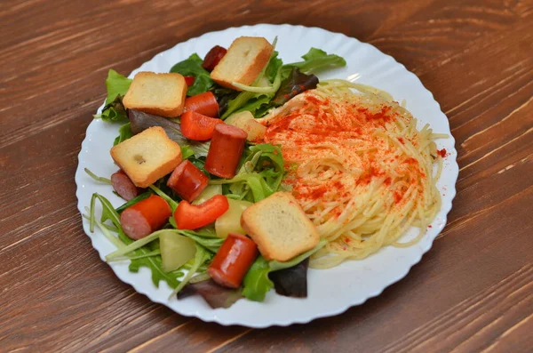 Lekker Smakelijke Klassieke Italiaanse Pasta Spaghetti Met Tomatensaus Kaas Een Rechtenvrije Stockfoto's