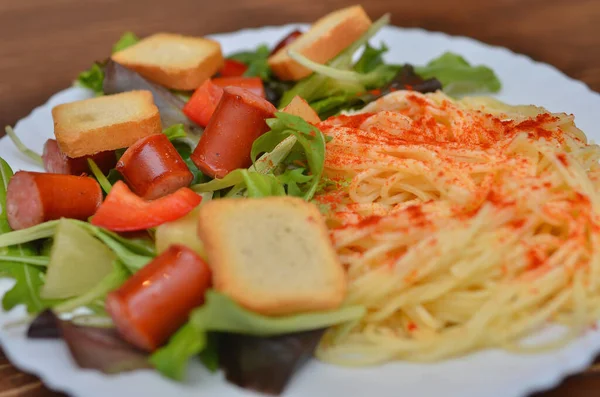 Lekker Smakelijke Klassieke Italiaanse Pasta Spaghetti Met Tomatensaus Kaas Een Rechtenvrije Stockafbeeldingen