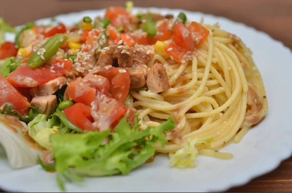 Lekker Smakelijke Klassieke Italiaanse Pasta Spaghetti Met Tomatensaus Kaas Een Rechtenvrije Stockafbeeldingen