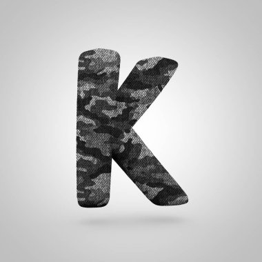 Kamuflaj büyük K harfi. Beyaz arka plan üzerinde izole kamuflaj doku ile 3D render yazı tipi.