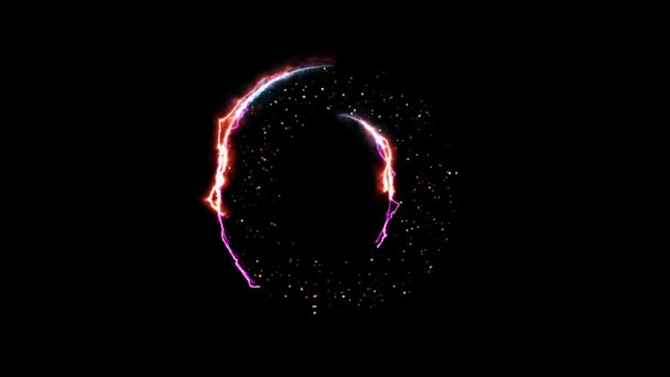 Elétrica quente fogo letra O revelar com brilhantes partículas de luz sobre fundo preto — Vídeo de Stock